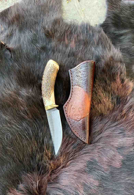 <strong>Experience the unmatched performance of our Damascus hunting knives. Crafted for durability and precision in every adventure.</strong>