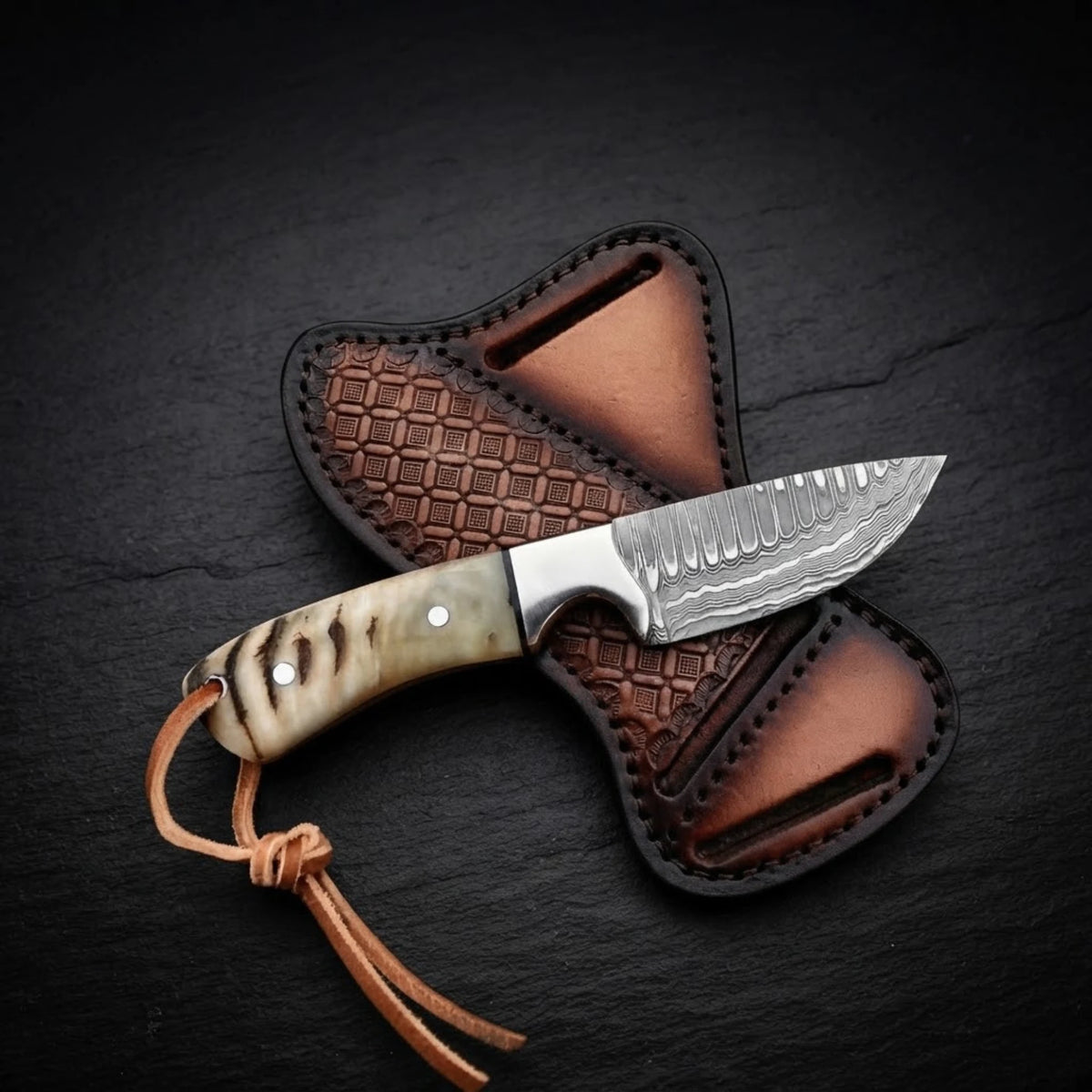 Handmade Damascus steel buckaroo knife with ram horn handle – natural ram horn handle close-up