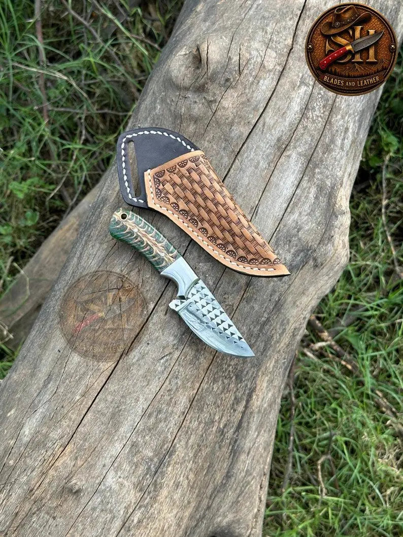 Western cowboy skinner knife with pinecone and resin handle and hand-stitched sheath